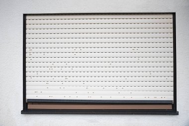 Dolu yüzünden camdaki panjurlar hasar görmüş. Delikli kırık paten panjuru. Yoğun fırtınadan sonra