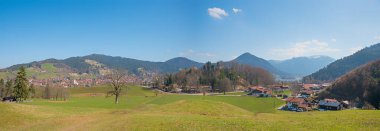 Schliersee ve Breitenbach semtlerinin kaplıcalarına güzel bir manzara, ilkbahar başlarında dağ manzaralı. Şubat ayında üst bavyera