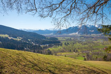 Sunntratn 'dan Isar Nehri Vadisi' ne ve turizm beldesi Lenggries 'e kadar. Baharın başlarında Yukarı Bavyera manzarası