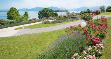 Gül ve lavantalı cennet parkı manzarası, turist beldesi Gstadt, Chiemsee Gölü. Yaz manzarası Yukarı Bavyera