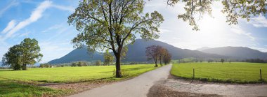 Sonbaharda Bad Feilnbach çevresindeki bisiklet rotası, dağ manzaralı cennet manzarası