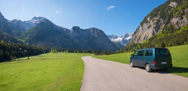 Karwendel Alps Tyrol, Ahornboden 'a giden Risstal Vadisi yolunda bir minibüs. İlkbaharda Avustralya manzarası.