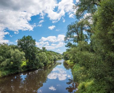 Güzel Schwarzer Regen nehri, nehir kenarlarında yeşil ağaçlar, manzara Viechtach, aşağı bavyera. Su yansıması ile.