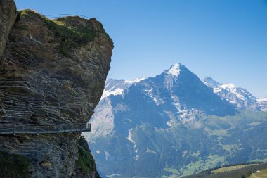 Önce Grindelwald 'da dik yamaçlarda yürüyüş, yürüyüşçülerin ilgisini çeker. İsviçre Alpleri. peyzaj Bernese Oberland.