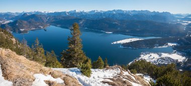 Walchensee Gölü Panoraması Mart ayında. Fahrenbergkopf dağından biraz karlı manzara. Alp manzarası üst bavyera