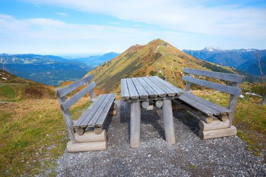 Ahşap bankları ve masası olan bir piknik yeri, Fellhorn Dağı manzarası, allgau Alpleri. manzara ve yürüyüş alanı Oberstdorf, Güney Almanya