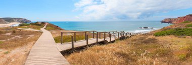 Amado Sörf Sahili 'ne tahta kaldırım, Batı Algarve, renkli uçurumlarla sörf yeri. manzara Portekiz