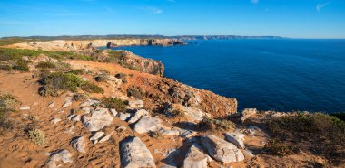 Sarı kumtaşı olan kayalık kayalıklar, Costa Vicentina, Portekiz. Deniz Burnu Atlantik Kıyısı