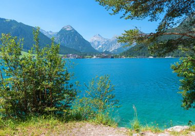 Mavi göl Achensee, Tyrol, Pertisau turizm beldesi ve Dristenkopf ve Sonnjoch dağları yazın Avustralya 'nın Karwendel Alplerinden.