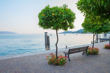 Gargnano göl kenarında turuncu ağaçlar ve renkli begonya çiçekleriyle dolu güzel bir eğlence yeri.