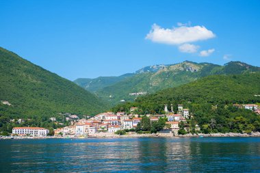 Moscenicka Draga 'nın sahil şeridine, okyanusta tekne gezisine. Kvarner Buccht Croatia yazın. Boşluğu kopyalayan mavi gökyüzü