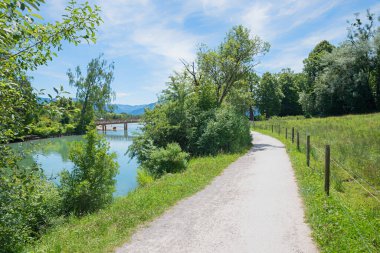 Mangfall nehri boyunca uzanan cennet yolu, Gmund turizm beldesi, yazları üst Bavyera manzarası.