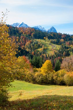Sonbahar manzaralı Werdenfelser Toprakları, renkli ormanlar, yukarı bavyera. Garmisch üzerinde yürüyüş. 