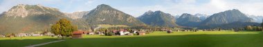 Sonbaharda turizm beldesi Oberstdorf 'un panoramik manzarası, manzara allgau Alpleri,