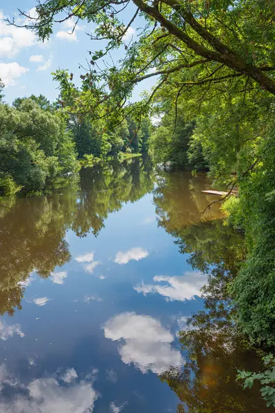 Schwarzer Regen nehri, Viechtach, aşağı bavyera manzarası. Karanlık sularda yansıyan ağaçlar ve bulutlar..