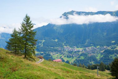 Grutschalp ve Murren arasındaki cennet manzarası, yazın İsviçre Alpleri, demiryolu ve tren ile.