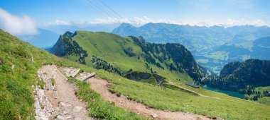 Stockhorn Dağı 'nda muhteşem manzaralı yürüyüş parkuru, İsviçre. Hinterstockensee Gölü ve Gondol orta istasyonu.