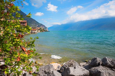 Gardasee Gölü, kayalıklı ve çalılıklı sahil, Gargnano Villa, İtalyan turizm beldesi.