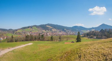 Mart 'ta Breitenbach, Schliersee' deki yürüyüş parkuru üst bavyerası. Yeşil çayır boyunca yürüme yolu. dağ görünümü.