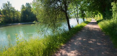 İlkbaharda Isar Nehri 'nin yanında Bad Tolz' da bisiklet ve yürüyüş. yeşil manzara üst bavyera