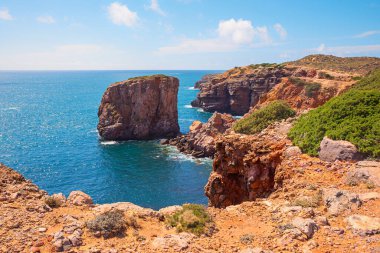 Kızıl kayalıkları ve büyük kayaları olan Batı Algarve kıyı manzarası Atlantik Okyanusu Portekiz manzarası. Costa Vicentina yürüyüş yolunun manzarası Carrapateira yakınlarında..