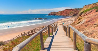 Hayalimdeki Atlantik Plajı Amado 'ya, Portekiz, Algarve Sahili' ndeki sörfçü yerine. Carrapateira yakınlarındaki renkli kum kayalıkları, Costa Vicentina.