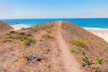 Costa Vicentina boyunca uzun mesafe yürüyüş yolu, tepe kum tepeleri, Amado plajı. Batı Algarve manzarası, Portekiz turizm beldesi Carrapateira yakınlarında. Atlantik Okyanusu manzarası.