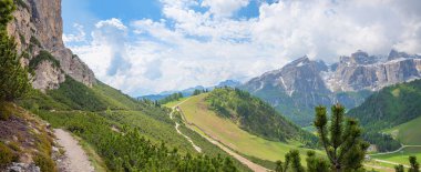 Col Pradat 'tan Ciampai Joch' a kadar manzara yürüyüşü, Dolomite 'lar güney Tyrol' da. Sella Dağı manzaralı. Kolfuschg yakınlarında hedef.