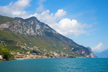 Gardasee Gölü manzarası ve Gargnano turizm beldesi, Gargnano, Cima Comer Dağı eteklerinde. peyzaj İtalya 'nın kuzeyi, Lombardiya