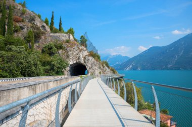 Ciclopista del Sole bisikleti ve Gardesana yolunun yanındaki tünelde yürüyüş yolu. Limon Konsolosu Garda Turizm Merkezi, Gardasee Gölü, İtalya.