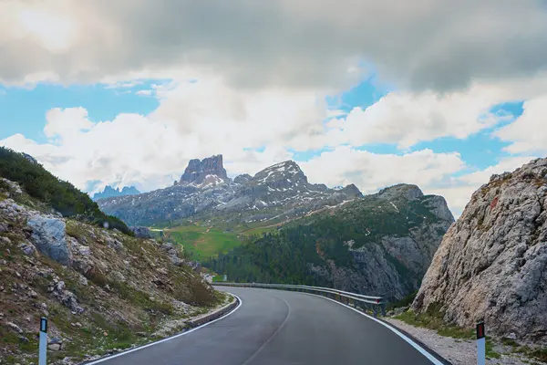 Virajlı Valparola yolu Averau Dağı manzaralı, güney Tyrol manzaralı Dolomite Alpleri, İtalya