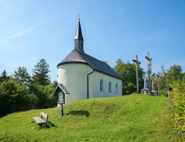 Kilisesi, bankı ve tapınağı olan Calvary Hill. Çarmıha germe sahnesi. Hedef Eschenlohe, Yukarı Bavyera