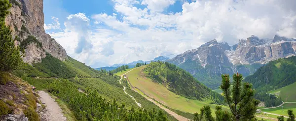 Col Pradat 'tan Ciampai Joch' a kadar manzara yürüyüşü, Dolomite 'lar güney Tyrol' da. Sella Dağı manzaralı. Kolfuschg yakınlarında hedef.