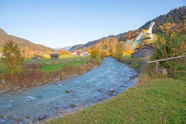 Partnach nehri ve Garmisch-Partenkirchen 'de atlama, sonbaharda manzara. Bavyera manzarası.