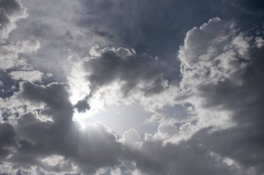 Bulutlardaki bir delikten geçen güneş ışınları. Umut ışığı. yas arkaplanı.