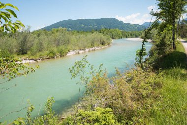 Güzel yeşil Isar nehri, Bad Tolz yakınlarında, yaz aylarında Bavyera manzarası