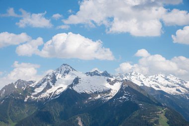 Mayrhofen Austria yakınlarındaki Zillertal Alpleri 'nin karlı dağları. Soldan tepeler - Trenkner, Ahornspitze, Popbergspitze, Wilhelmer, Rosswandspitze, Stangenspitze, Wollbachspitz. Penken dağından manzara.