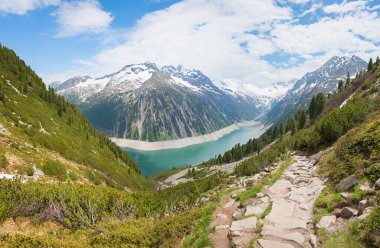 Baraj gölü Schlegeisspeicher, karla kaplı dağlarla çevrili. Güzel yürüyüş yolu Tyrol Zillertal, Olperer kulübesine kadar.