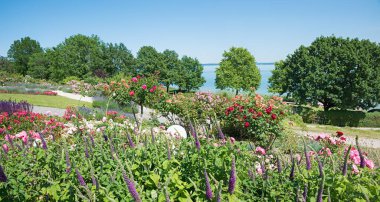 Yukarı Bavyera 'daki Chiemsee göl kenarındaki Gstadt' da güzel bir halk parkı turizm beldesi. Çiçek açan güllerle, lavantalarla ve diğer yaz çiçekleriyle.