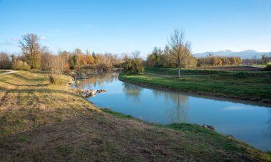 Kasım ayında Mangfall nehri sonbahar manzarası. üst bavyera