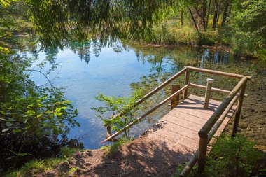Doğal kaynaklardaki ahşap gözetleme platformu Sieben Quellen, varış noktası Eschenlohe, bozkır manzarası üst bavyera