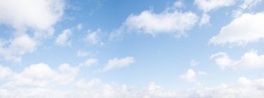 Açık mavi gökyüzü arkaplanı yumuşak hava bulutları, yatay manzara