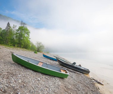 Sylvensteinsee Gölü 'nün Stony Plajı' nda üç demirli tekne sisli bir sabah. hedef üst bavyera