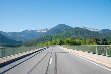Sylvenstein Köprüsü 'nde fren manevrasından kalma fren izleri var. Karwendel Alplerine bak. 