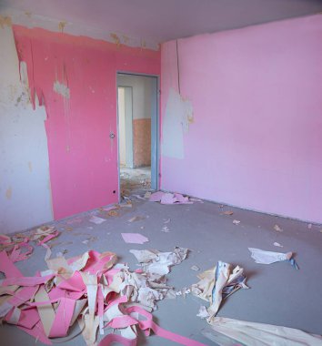 Yenileme sırasında bir yığın küflü pembe duvar kâğıdı olan oda, kapıya bakın.