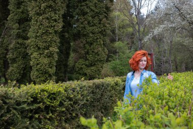 Çekici bir kız parkta yürüyor. Dinlenme ve seyahat konsepti