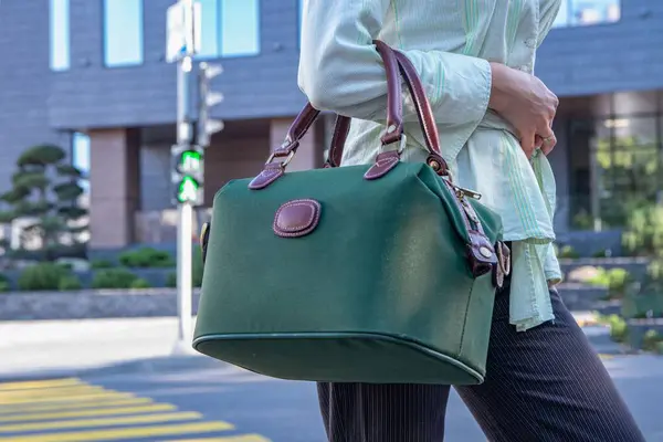 Kadınların yeşil çantası ve güzel bir kız.