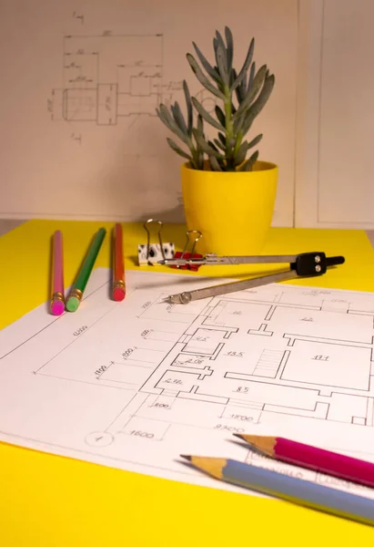 Çalışan sarı arka planda kalem ve pusula çizimi. Mesaj için yer. Hesaplama ve iş kavramı