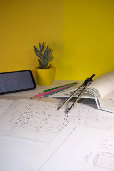 Kalemler, pusula ve diğer araçlarla kağıda yakın plan çizimi. İnşaat planlama kararı. Okula geri dön.