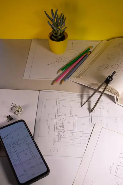 Kalemler, pusula ve diğer araçlarla kağıda yakın plan çizimi. İnşaat planlama kararı. Okula geri dön.